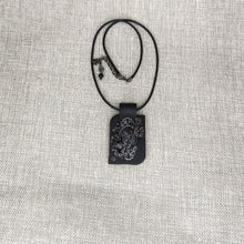 Įkelkite vaizdą į galerijos peržiūrą, TRUMPAS KAKLO PAPUOŠALAS SU SNIEGINIO OBSIDIANO AKMENIU