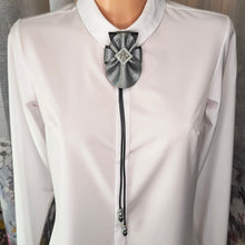 Įkelkite vaizdą į galerijos peržiūrą, REGULIUOJAMAS KAKLO AKSESUARAS &#39;&#39;SIDABRINĖ VARLYTĖ&#39;&#39;