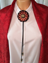 Įkelkite vaizdą į galerijos peržiūrą, REGULIUOJAMAS KAKLO PAPUOŠALAS &#39;&#39;RAUDONA GĖLĖ&#39;&#39;