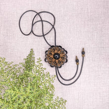 Įkelkite vaizdą į galerijos peržiūrą, REGULIUOJAMAS KAKLO PAPUOŠALAS &#39;&#39;OCHRA GĖLĖ&#39;&#39;