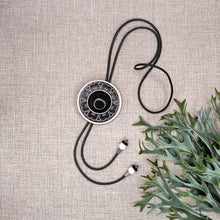 Įkelkite vaizdą į galerijos peržiūrą, REGULIUOJAMAS KAKLO PAPUOŠALAS &#39;&#39;NAKTIES ŽIEDAS&#39;&#39;