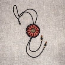 Įkelkite vaizdą į galerijos peržiūrą, REGULIUOJAMAS KAKLO PAPUOŠALAS &#39;&#39;RAUDONA GĖLĖ&#39;&#39;