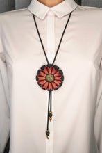 Įkelkite vaizdą į galerijos peržiūrą, REGULIUOJAMAS KAKLO PAPUOŠALAS &#39;&#39;RAUDONA GĖLĖ&#39;&#39;