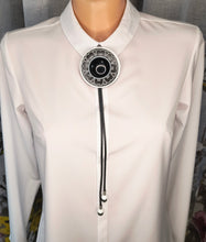 Įkelkite vaizdą į galerijos peržiūrą, REGULIUOJAMAS KAKLO PAPUOŠALAS &#39;&#39;NAKTIES ŽIEDAS&#39;&#39;