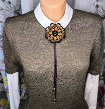 Įkelkite vaizdą į galerijos peržiūrą, REGULIUOJAMAS KAKLO PAPUOŠALAS &#39;&#39;OCHRA GĖLĖ&#39;&#39;