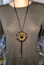 Įkelkite vaizdą į galerijos peržiūrą, REGULIUOJAMAS KAKLO PAPUOŠALAS &#39;&#39;OCHRA GĖLĖ&#39;&#39;