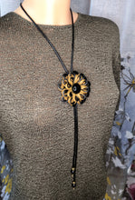 Įkelkite vaizdą į galerijos peržiūrą, REGULIUOJAMAS KAKLO PAPUOŠALAS &#39;&#39;OCHRA GĖLĖ&#39;&#39;