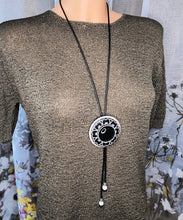 Įkelkite vaizdą į galerijos peržiūrą, REGULIUOJAMAS KAKLO PAPUOŠALAS &#39;&#39;NAKTIES ŽIEDAS&#39;&#39;