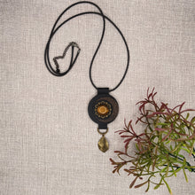 Įkelkite vaizdą į galerijos peržiūrą, ILGAS KAKLO PAKABUKAS &#39;&#39;RUDENS GAMA&#39;&#39;