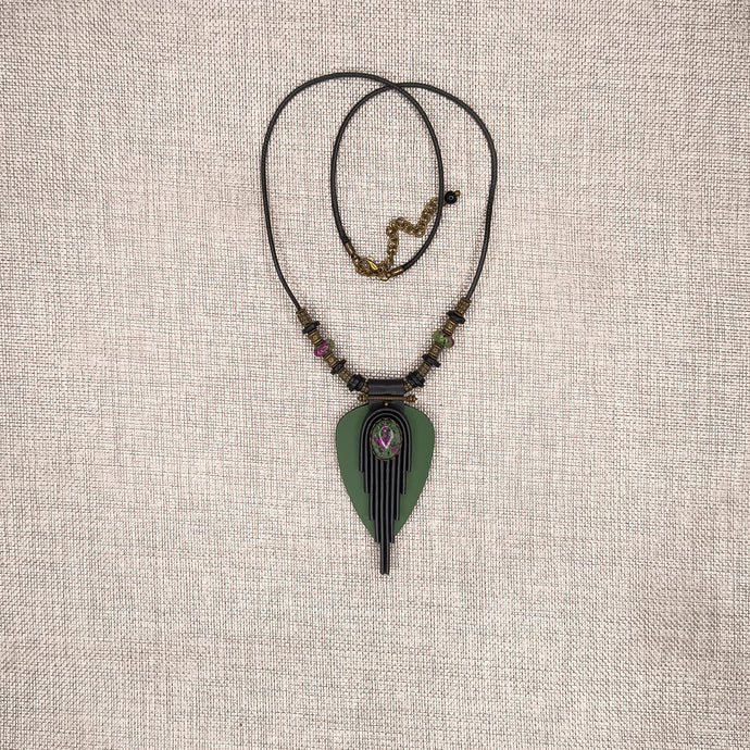 TRUMPAS KAKLO PAPUOŠALAS SU ZOISITO AKMENIU