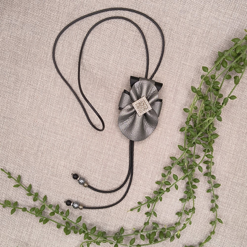 REGULIUOJAMAS KAKLO AKSESUARAS ''SIDABRINĖ VARLYTĖ''