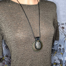 Įkelkite vaizdą į galerijos peržiūrą, ILGAS KAKLO PAKABUKAS SU VANDENYNO JASPIO AKMENIU