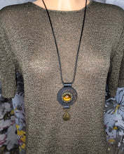 Įkelkite vaizdą į galerijos peržiūrą, ILGAS KAKLO PAKABUKAS &#39;&#39;RUDENS GAMA&#39;&#39;