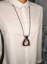 Įkelkite vaizdą į galerijos peržiūrą, ILGAS KAKLO PAKABUKAS &#39;&#39;ROŽINIS SUKURYS&#39;&#39;