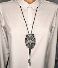 Įkelkite vaizdą į galerijos peržiūrą, REGULIUOJAMAS KAKLO AKSESUARAS &#39;&#39;SIDABRINĖ VARLYTĖ&#39;&#39;