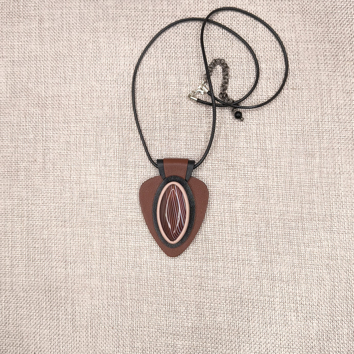 TRUMPAS KAKLO PAKABUKAS SU AGATO AKMENIU