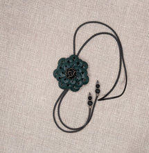 Įkelkite vaizdą į galerijos peržiūrą, REGULIUOJAMAS KAKLO PAPUOŠALAS ''ŽALIA GĖLĖ''