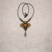 Įkelkite vaizdą į galerijos peržiūrą, TRUMPAS KAKLO PAPUOŠALAS ''TIGRO ŽVILGSNIS''