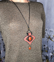 Įkelkite vaizdą į galerijos peržiūrą, ILGAS KAKLO PAKABUKAS ''KARAMELĖS ĮKVĖPIMAS''