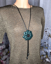 Įkelkite vaizdą į galerijos peržiūrą, REGULIUOJAMAS KAKLO PAPUOŠALAS ''ŽALIA GĖLĖ''