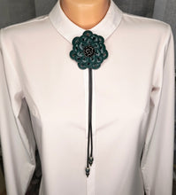 Įkelkite vaizdą į galerijos peržiūrą, REGULIUOJAMAS KAKLO PAPUOŠALAS ''ŽALIA GĖLĖ''