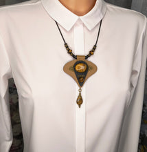 Įkelkite vaizdą į galerijos peržiūrą, TRUMPAS KAKLO PAPUOŠALAS ''TIGRO ŽVILGSNIS''